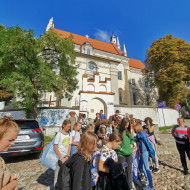 Zbiórka przed wyruszeniem w trasę na ruiny zamku.