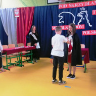 Uczniowie w czasie apelu z okazji Narodowego Święta Niepodległości.