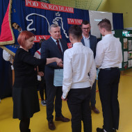 Dyrektor szkoły Mirosław Gęborek i prezes Stowarzyszenia im Stefana Artwińskiego i nauczycielka historii wręczają uczniom nagrodę