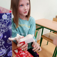 Porcelanowy renifer to typowo świąteczna figurka. 