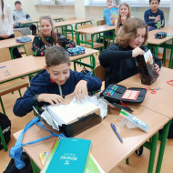 Rozpakowywanie prezentów.