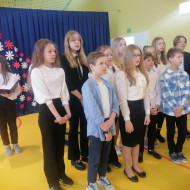 Szkolny chór  na apelu z okazji rocznicy uchwalenia Konstytucji 3-go Maja.