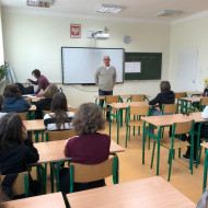 Sala lekcyjna dyrektor przemawia do uczniów