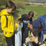 Grupa uczniów przygotowana do akcji sprzątania okolicy.