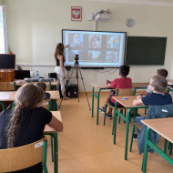 Uczniowie klasy piątej oraz edukator z Laboratoriów Przyszłości w sali lekcyjne.