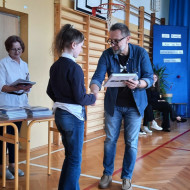 Pan dyrektor wręcza nagrodę uczennicy.