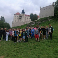 Uczestnicy wycieczki przed zamkiem w Pieskowej Skale.