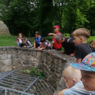 Uczniowie w Ojcowie słuchają legend związanych z regionem.