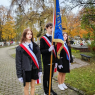 Poczet sztandarowy Szkoły Podstawowej nr 5 im. Stefana Artwińskiego na uroczystych obchodach rocznicy śmierci patrona szkoły.