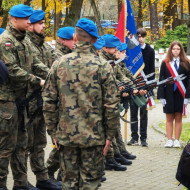 Oddział wojskowy oddający salwę honorową na obchodach 85. rocznicy śmierci Stefana Artwińskiego.