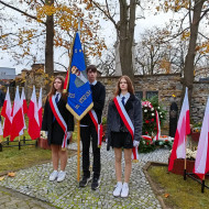 Poczet sztandarowy Szkoły Podstawowej nr 5 im. Stefana Artwińskiego na uroczystych obchodach rocznicy śmierci patrona szkoły.