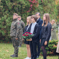 Uczniowie oczekujący na złożenie wiązanki na grobie Stefana Artwińskiego.