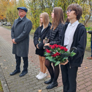 Uczniowie i wicedyrektor szkoły podczas obchodów rocznicy śmierci Stefana Artwińskiego.