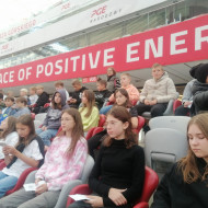 Uczniowie na trybunach Stadionu Narodowego.