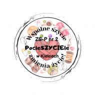 Logo grupy kreatywne-twórczej "PocieSZYCIEle". Znaczek w formie okrągłej pieczęci z namalowanymi sercem z włóczki na środku oraz materiałami do szycia dookoła. Dookoła napis wspólna szycie zmienia życie. Na środku nazwa szkoły ZS-P nr 2 w Kielcach oraz grupy szyjącej PocieSZYCIEle.