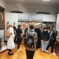 Uczniowie klasy 8 b zwiedzają wystawę muzealną poświęconą Stefanowi Artwińskiemu.