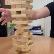 Wieża z gry "Jenga" ustawiona na stoliku.