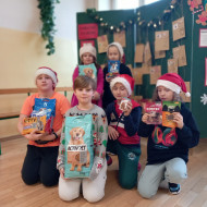 Uczniowie klas 1-3 z zebraną karmą dla zwierząt ze schroniska.