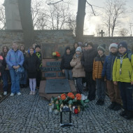 Uczniowie szkoły przy grobie Stefana Artwińskiego.