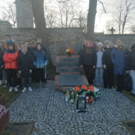 Uczniowie szkoły przy grobie Stefana Artwińskiego.