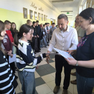 Pan dyrektor wręcza uczennicy dyplom i nagrodę.