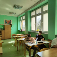 Ósmoklasiści pracują nad zadaniami matematycznymi.