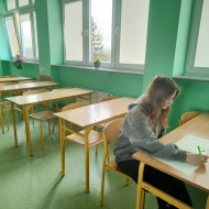 Uczennica samodzielnie rozwiązuje zadania.