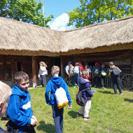 Realizacja zajęć w ramach projektu Uczymy-Wspieramy-Pomagamy w Tokarni i na zamku w Chęcinach