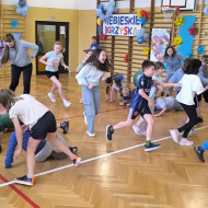 Uczniowie biorą udział w zabawie sportowej.