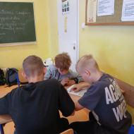Uczniowie pracują w grupach.