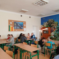 Uczniowie przygotowują scenki tematyczne.