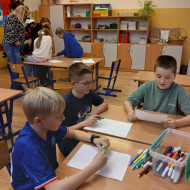 Uczniowie pracują w grupach.