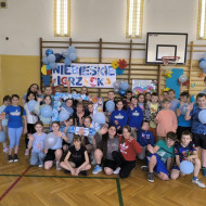 Grupa dzieci wraz z nauczycielkami uśmiechają się do zdjęcia