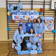 Nauczycielki z foto-ramką uśmiechają się do zdjęcia