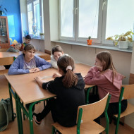 Uczennice przygotowują scenki tematyczne.