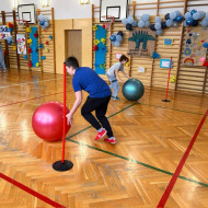 Slalom dzieci z dużą gimnastyczną piłką
