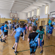 Dzieci rozgrzewają się w rytm hymnu Niebiskich Igrzysk