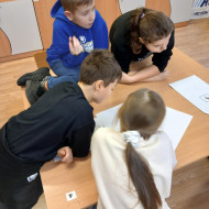 Uczniowie wspólnie rozwiązują zadania dotyczące tolerancji.