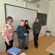 Uczniowie prezentują efekty pracy w grupach.