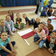 Dzieci prezentują wyklejoną flagę.