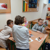Uczniowie uzupełniają kartę pracy pt. Słoik róznorodności.