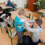 Uczniowie wykonują zadania dotyczące różnic między ludźmi.