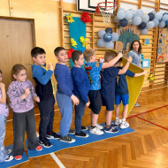 ojąc w kolumnie przekazują matę z końca kolejki na jej początek próbując nie znaleźć się poza obszarem maty