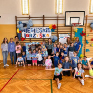 Wspólne zdjęcie uczniów i nauczycieli na tle napisu NIEBIESKIE IGRZYSKA.