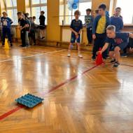 Konkurencja sportowa - rzucanie piłeczkami do kartonowego pudełka.