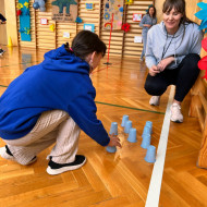 Kolejna konkurencja - uczeń szuka właściwej piłeczki pod kubeczkami.