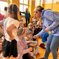 Słodki poczęstunek - pani Anna Frankowska częstuje dzieci słodkościami.
