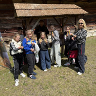 Realizacja zajęć w ramach projektu Uczymy-Wspieramy-Pomagamy w Tokarni i na zamku w Chęcinach