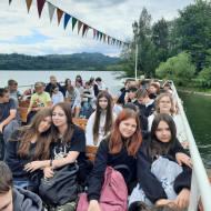 Uczestnicy wycieczki na statku podczas rejsu po Jeziorze Czorsztyńskim.