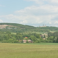 Zbocza góry "Zamkowej" wraz z zamkiem w tle